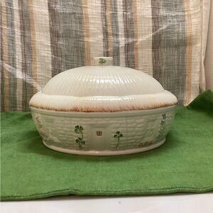 Belleek pottery 2 Qt round covered casserole “Shamrock  Cottage”